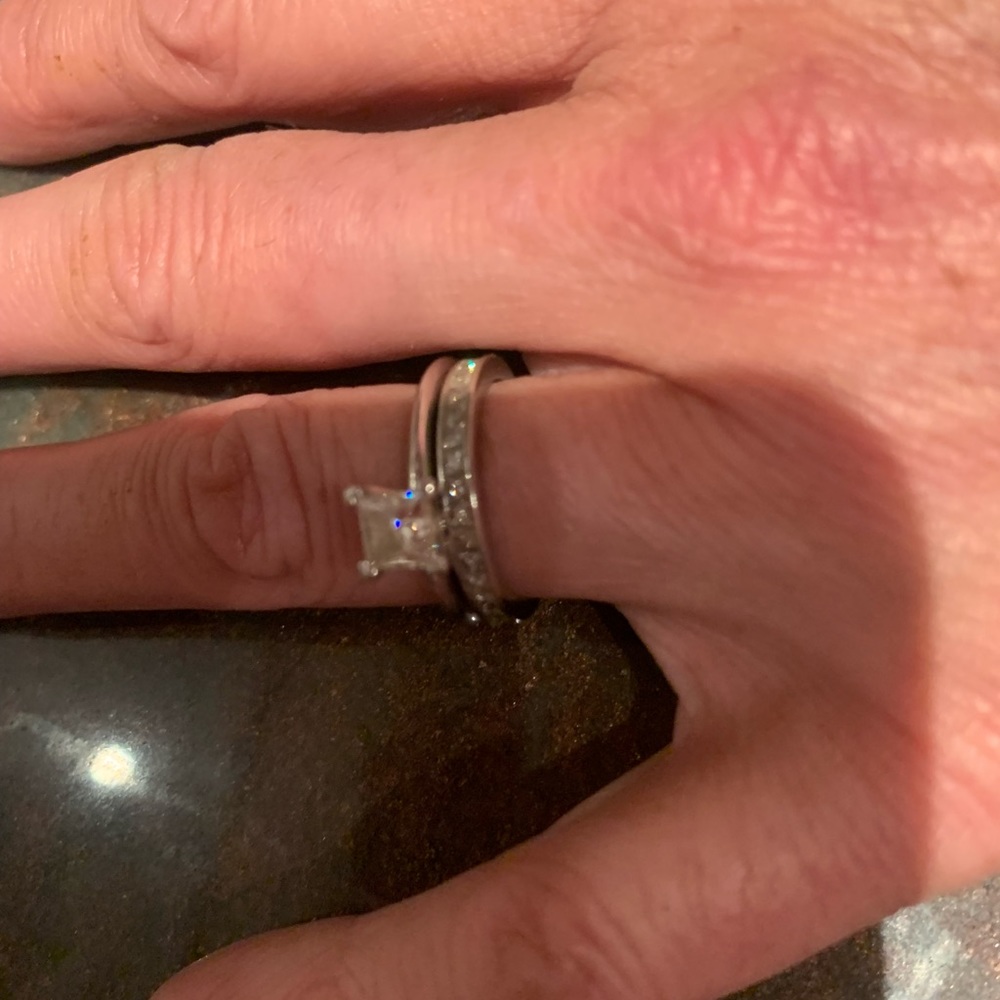 Tiffany and Co. Almost Flawless Diamond Ring Set- Original Tiffany and Co. Box - Picture 3 of 8